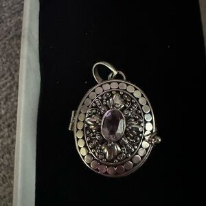 Poison pendant